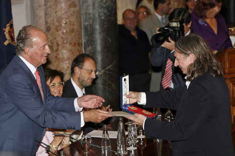 Rosendo recibiendo la medalla al Mérito de las Bellas Artes