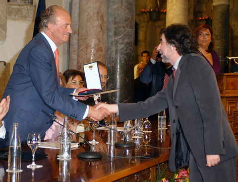 Joaquín Sabina recibiendo la medalla al Mérito de las Bellas Artes