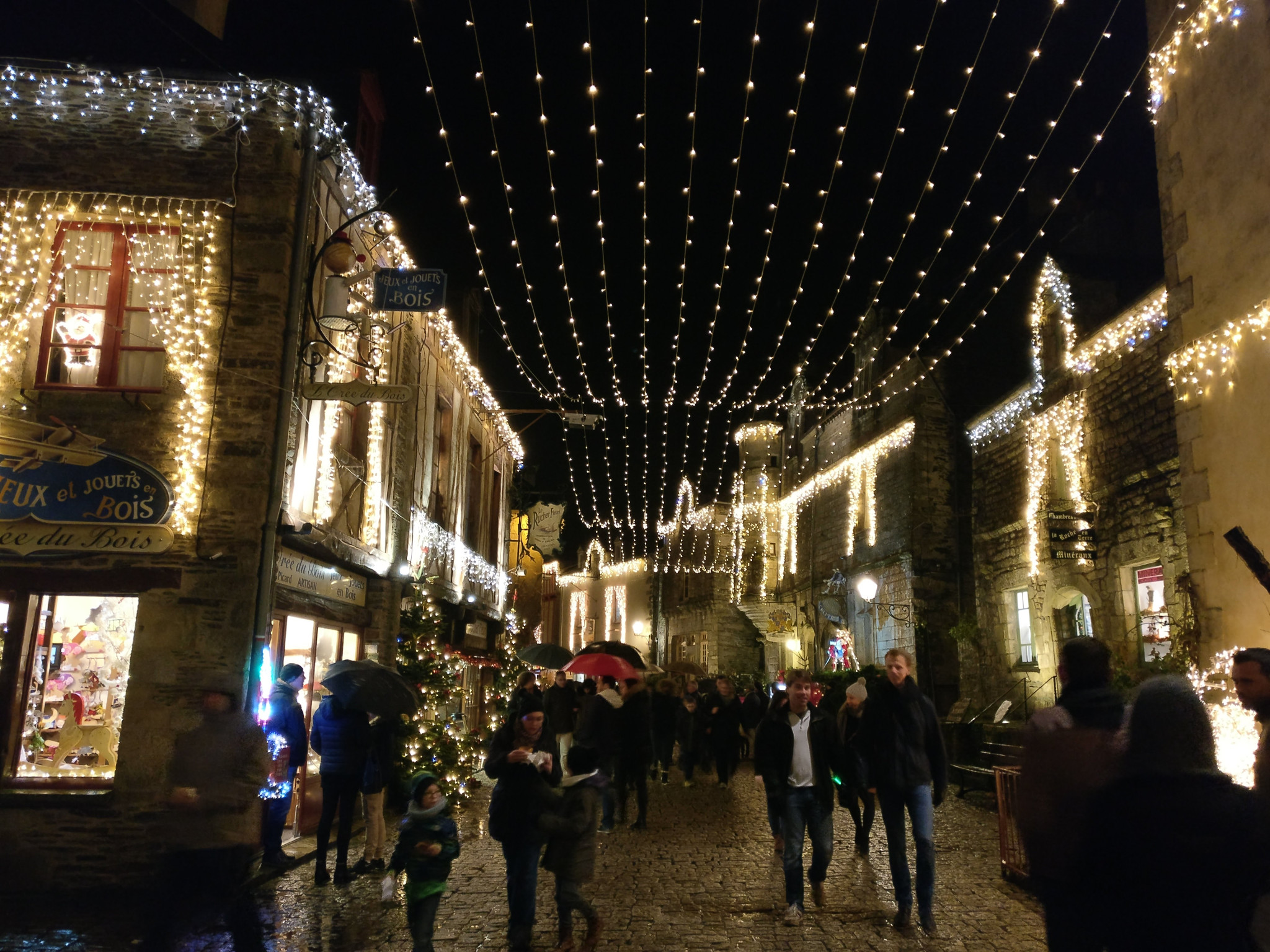 Rochefort-en-Terre at night